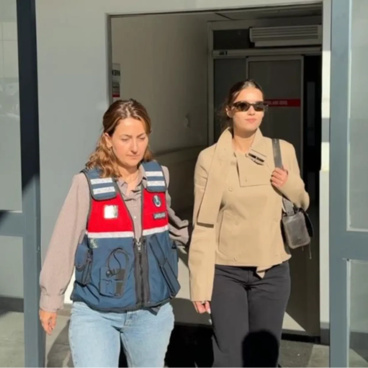 Afra Saraçoğlu havalimanında gözaltına alındı
