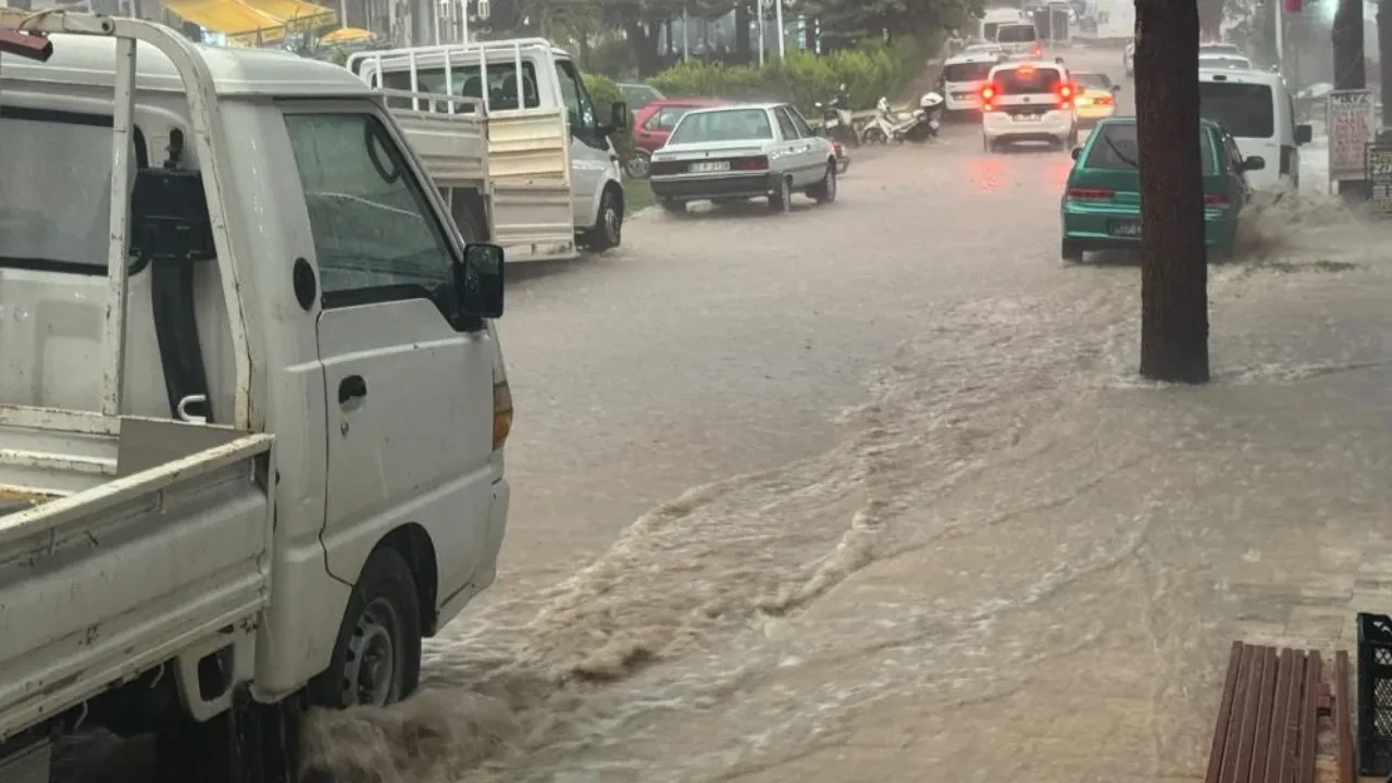 Antalya'da sağanak mesaisi: Cadde ve sokaklar su altında kaldı