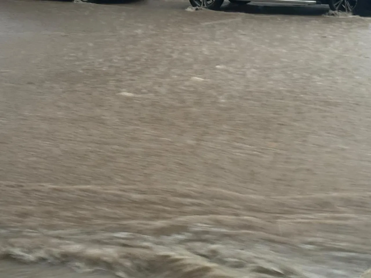 Antalya'da sağanak mesaisi: Cadde ve sokaklar su altında kaldı