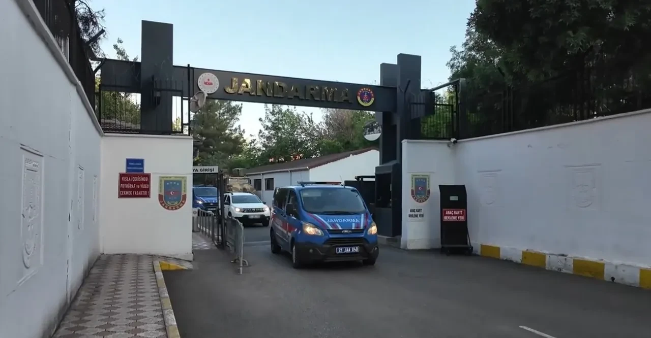 Diyarbakır'da zehir tacirlerine dev operasyon! Binlercesi imha edildi