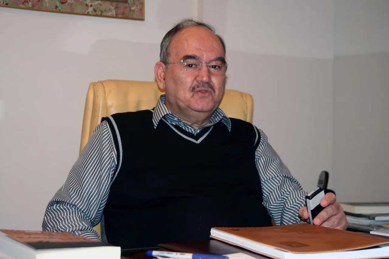 Eski İzmir Büyükşehir Belediye Başkanı Burhan Özfatura hayatını kaybetti