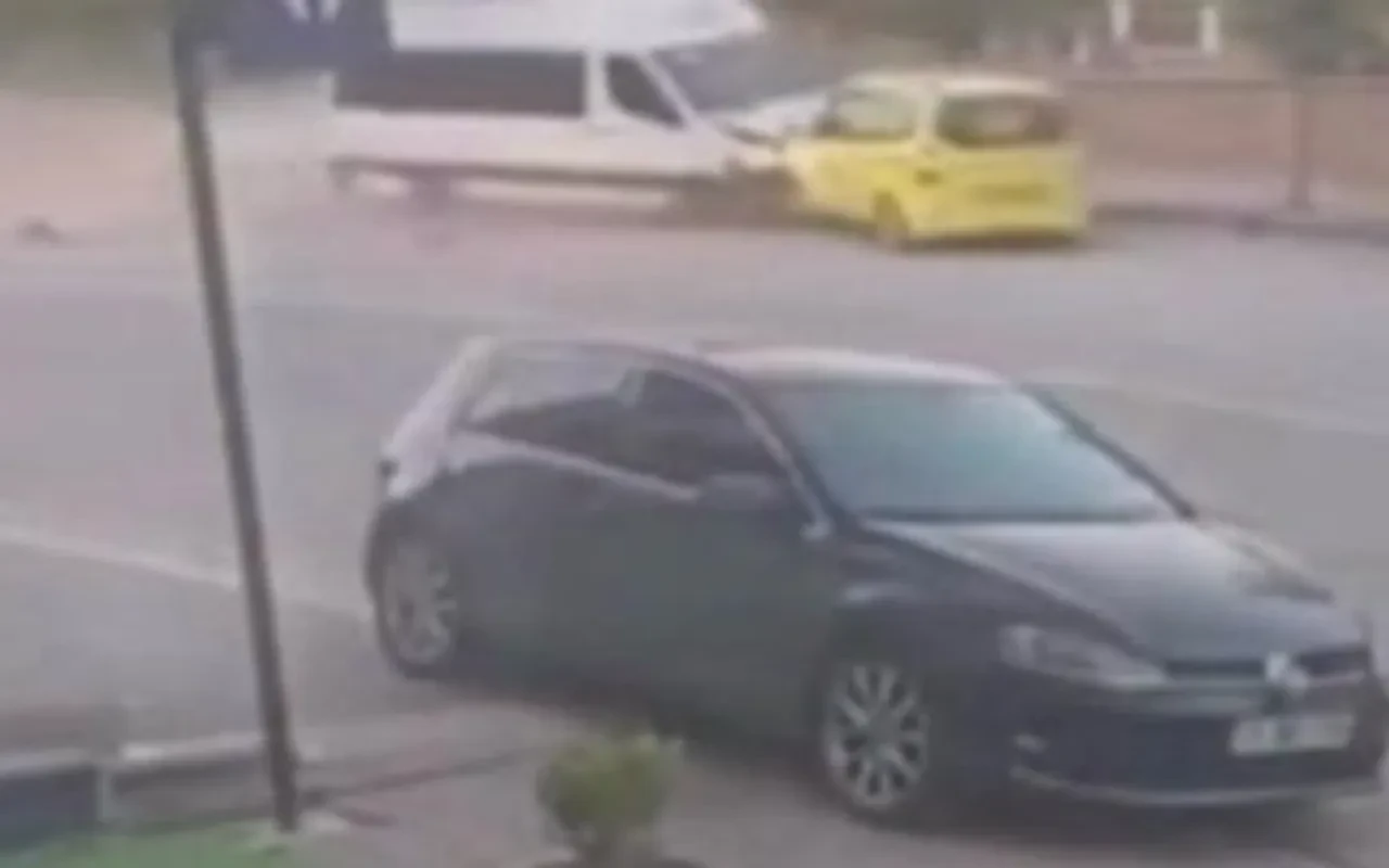 Freni patlayan minibüs taksiyi önüne katıp sürükledi