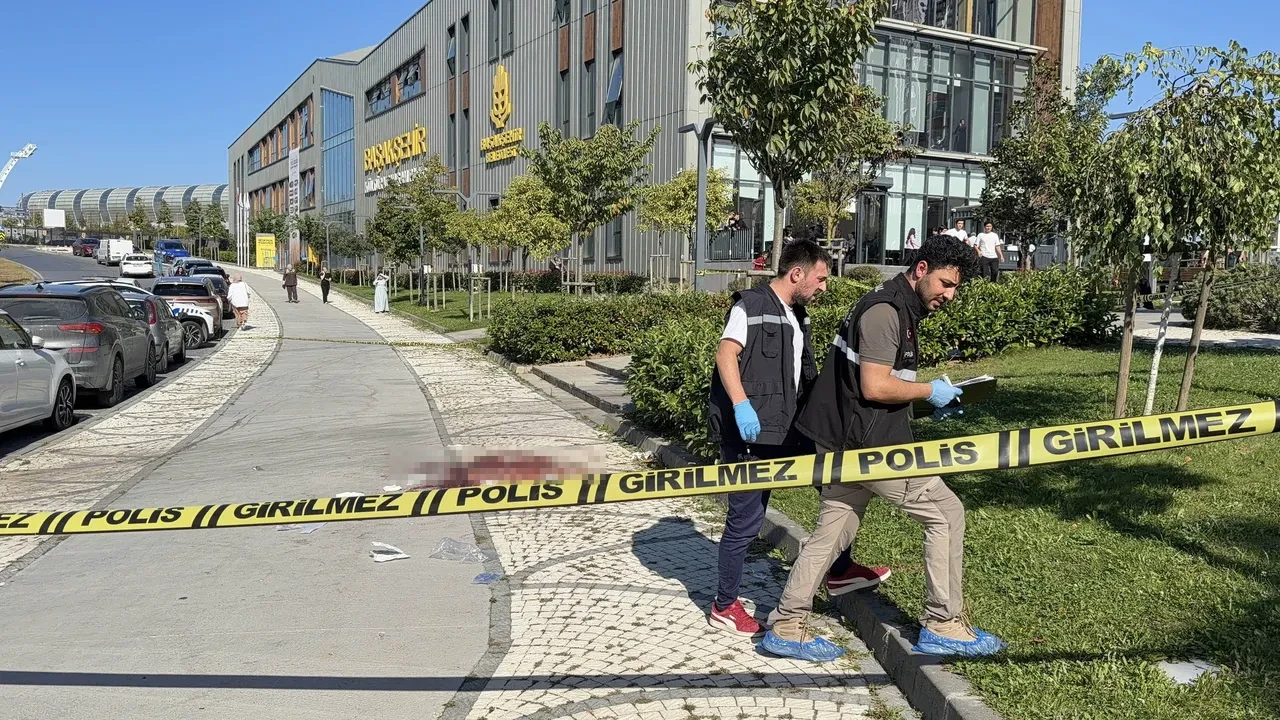 İstanbul Başakşehir'de silahlı saldırı paniği: İki kişi sokak ortasında vuruldu