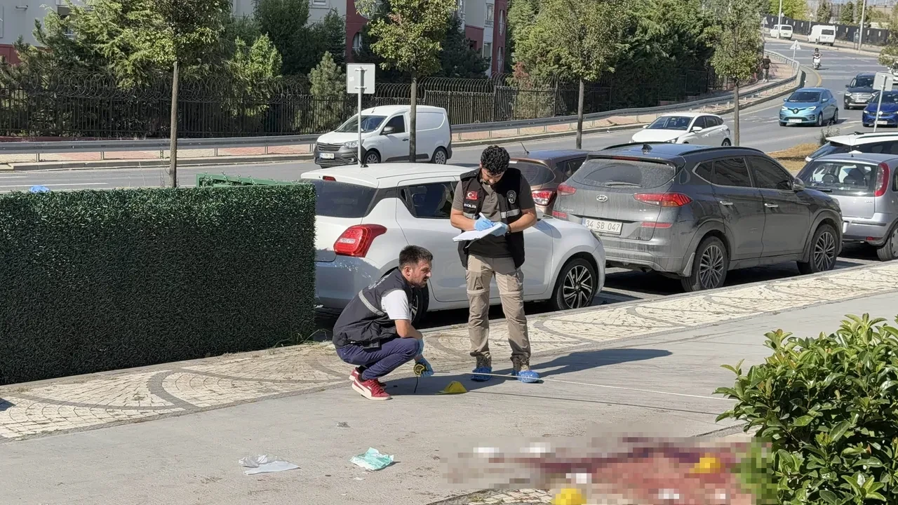 İstanbul Başakşehir'de silahlı saldırı paniği: İki kişi sokak ortasında vuruldu