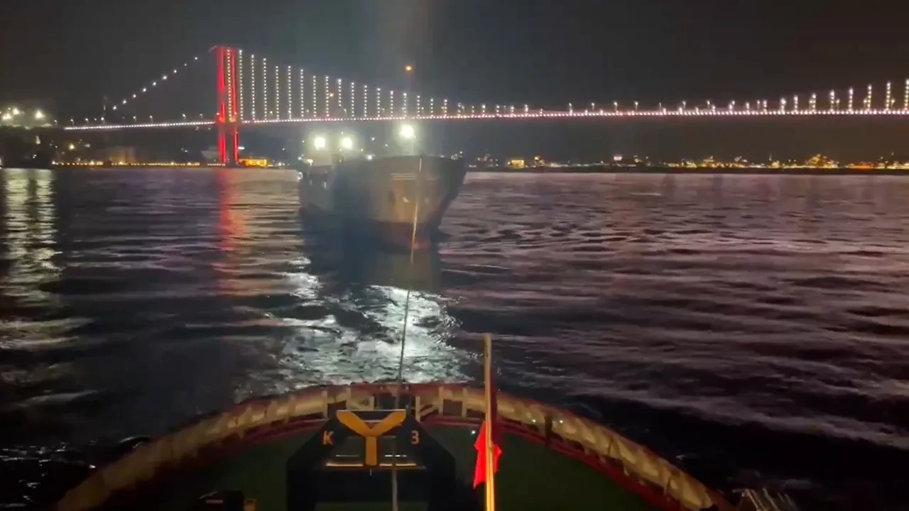 İstanbul Boğazı'nda arızalanan kuru yük gemisi kurtarıldı