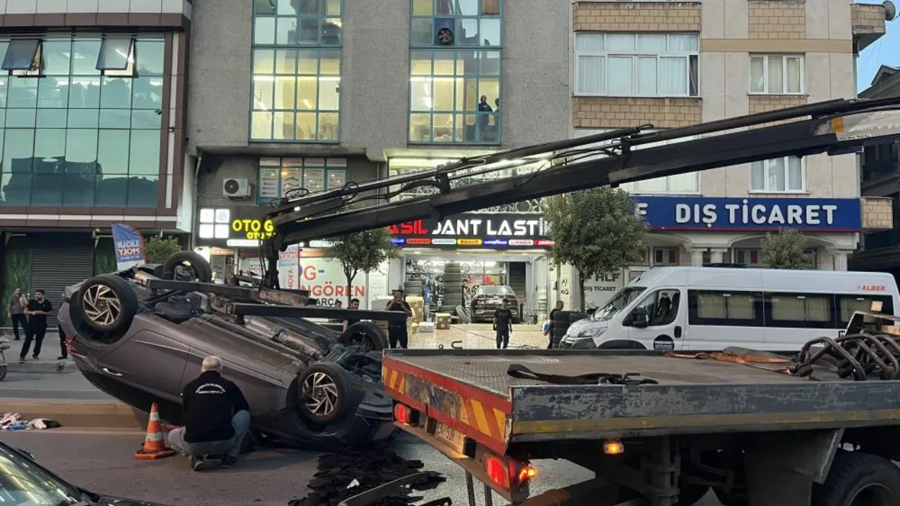İstanbul Güngören’de park halindeki taksiye çarpan otomobil takla attı: Dehşet anları kamerada