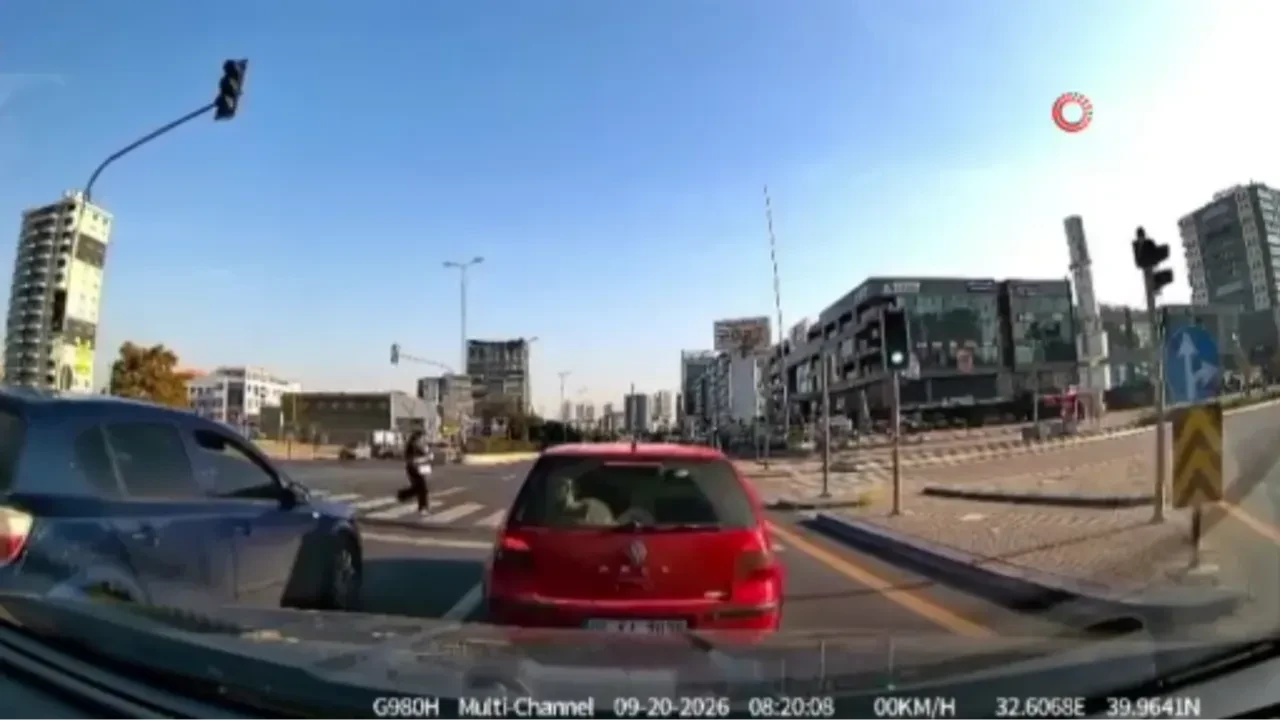 Karşıdan karşıya geçmek isteyen genç kıza motosikletli kurye çarptı! O anlar kamerada