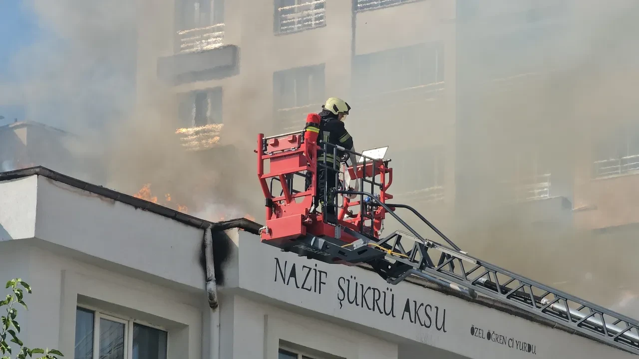 Kayseri’de öğrenci yurdunun çatısında yangın: Çok sayıda ekip sevk edildi