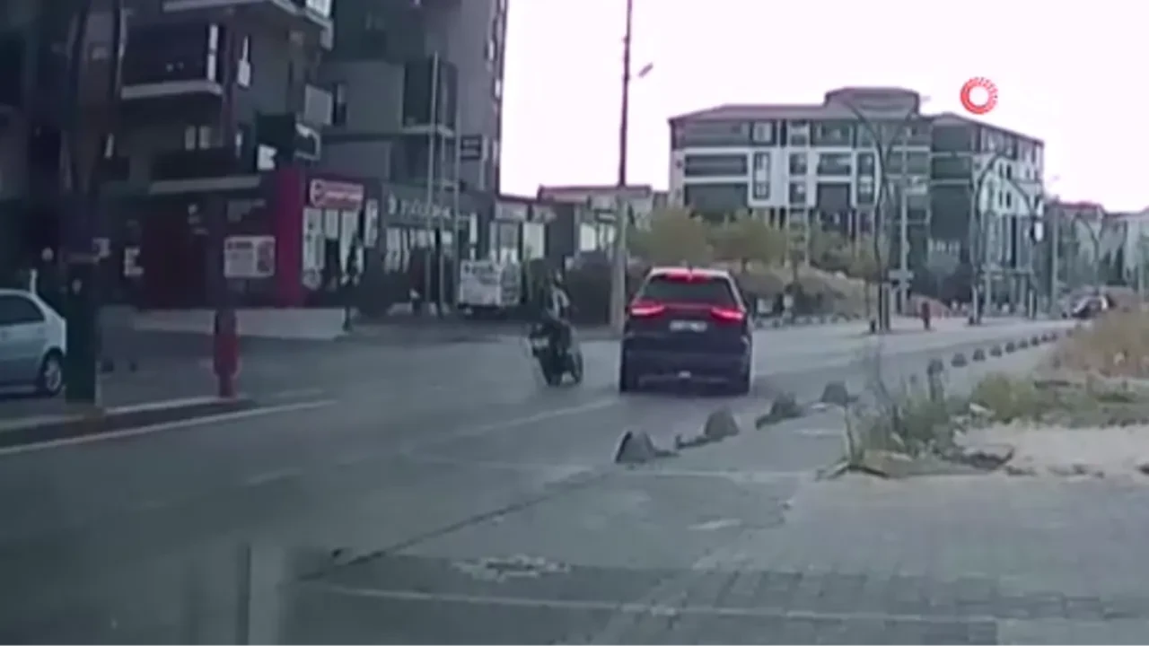Keşan'daki feci kaza kamerada: Dönüş yapmak isteyen otomobil motosiklete çarptı