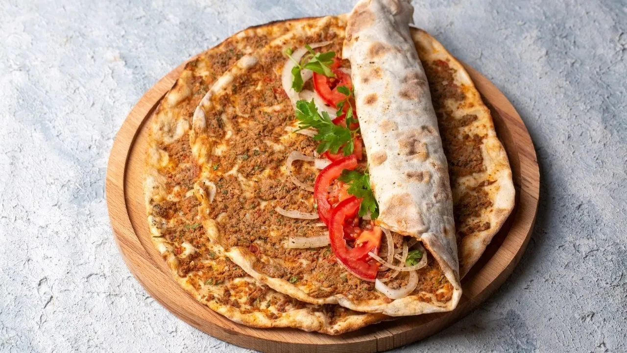 Masterchef lahmacun tarifi! Usta esnaf çıtır ev yapımı lahmacunun püf noktasını verdi