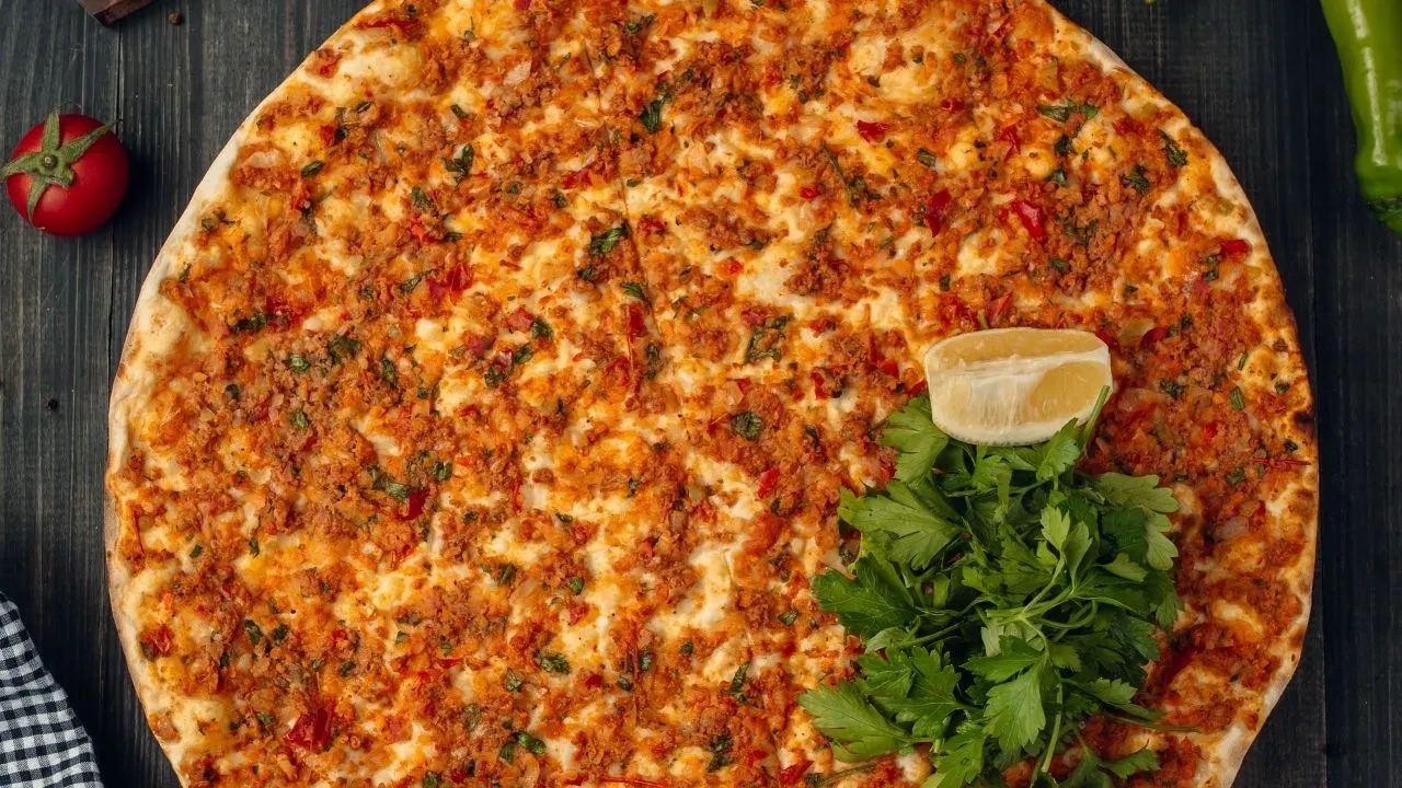 Masterchef lahmacun tarifi! Usta esnaf çıtır ev yapımı lahmacunun püf noktasını verdi
