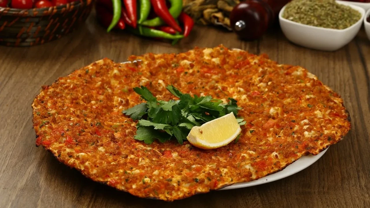 Masterchef lahmacun tarifi! Usta esnaf çıtır ev yapımı lahmacunun püf noktasını verdi