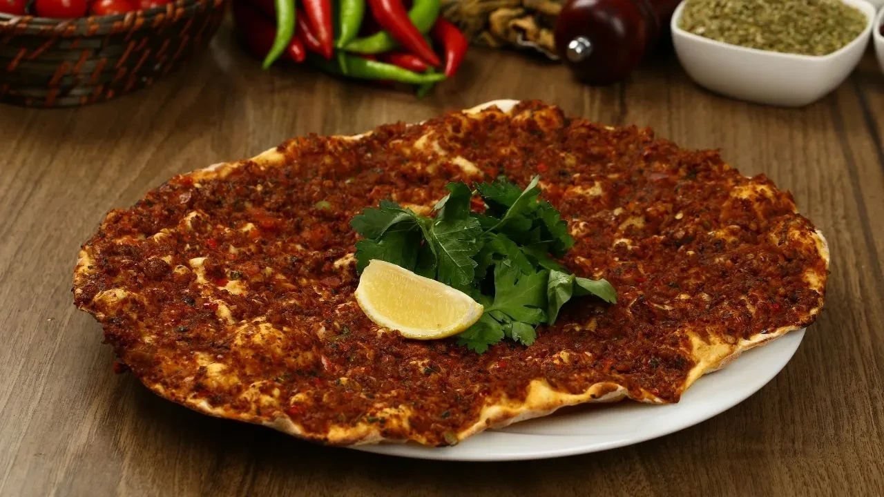 Masterchef lahmacun tarifi! Usta esnaf çıtır ev yapımı lahmacunun püf noktasını verdi