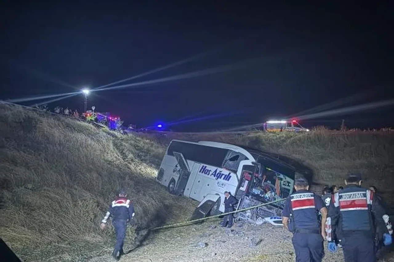 Amasya'da yolcu otobüsü şarampole uçtu: 24 yaralı