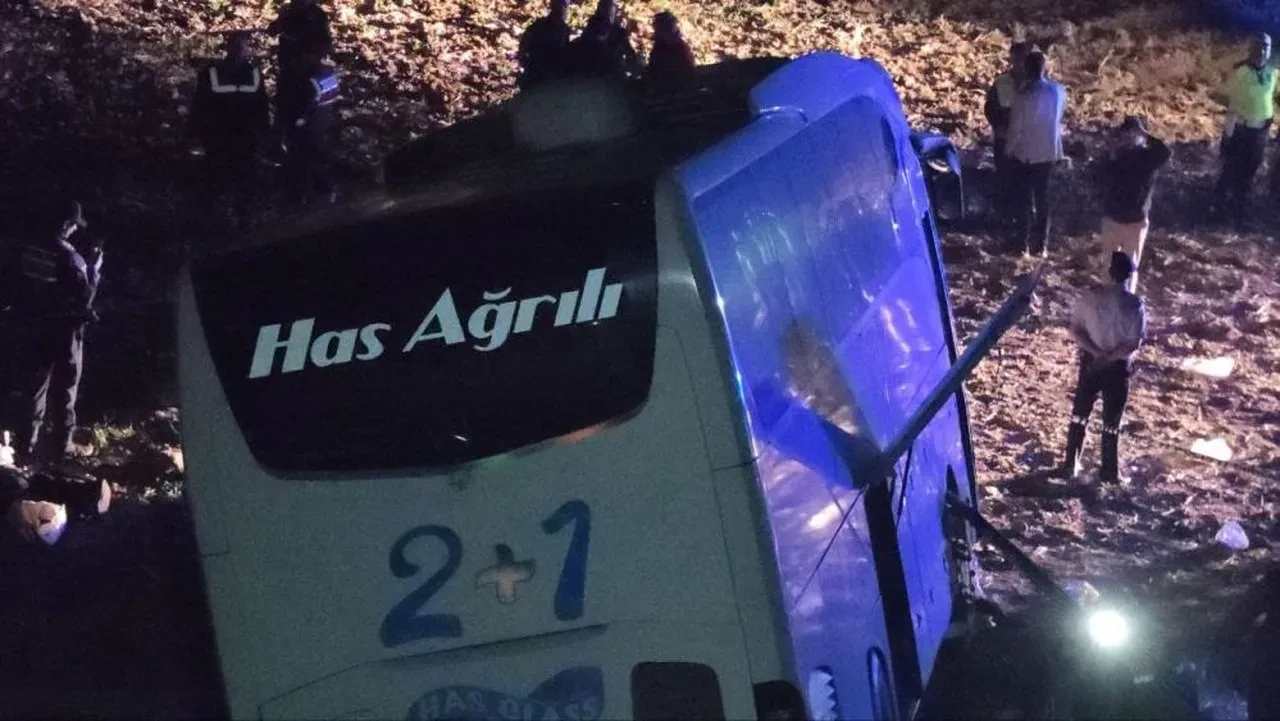 Amasya'da yolcu otobüsü şarampole uçtu: 24 yaralı