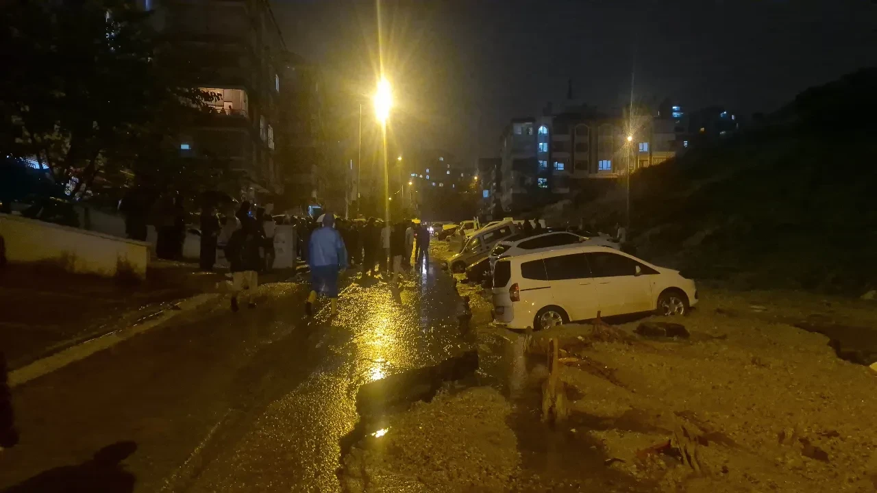 Ankara'da sağanak sonrası sokak çöktü: Onlarca araç çukurda kaldı