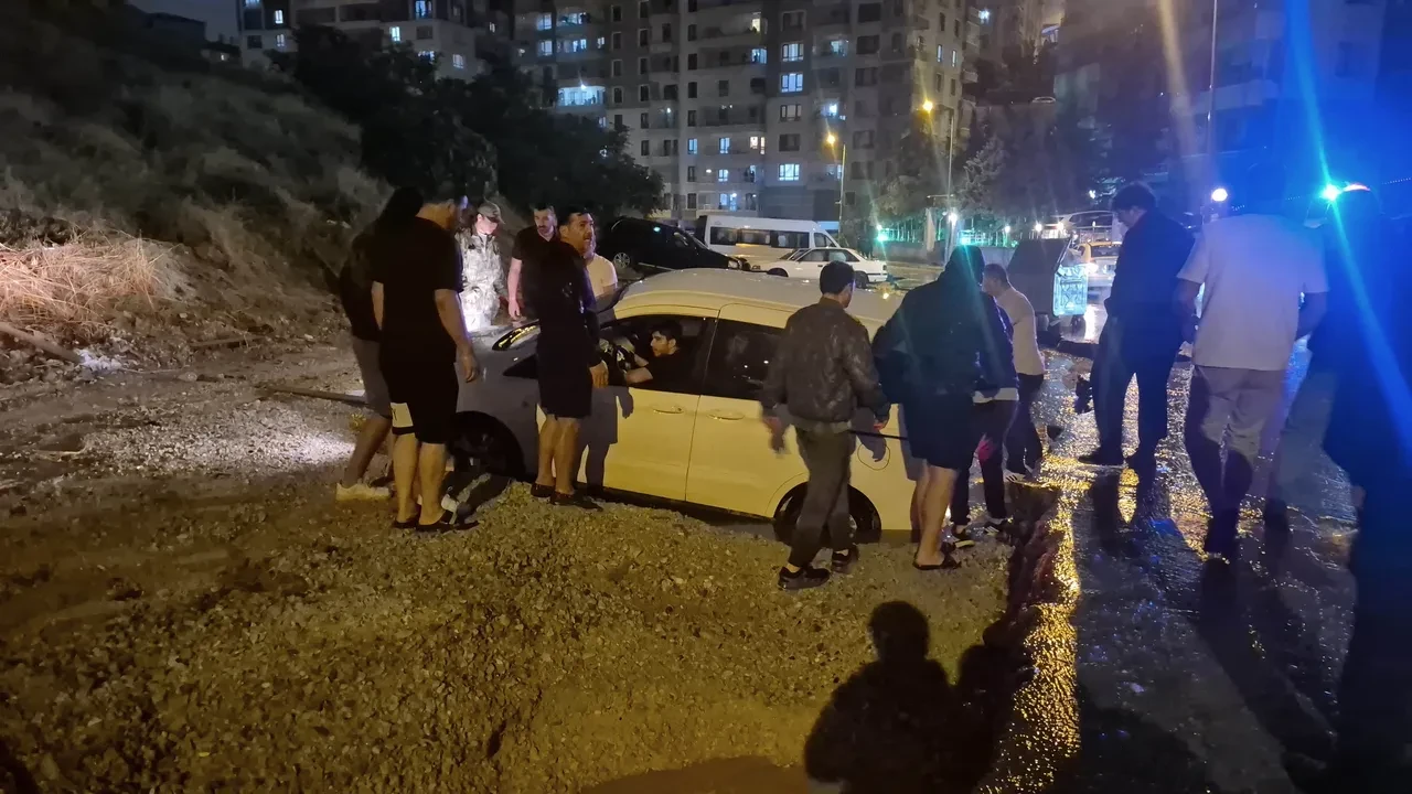 Ankara'da sağanak sonrası sokak çöktü: Onlarca araç çukurda kaldı
