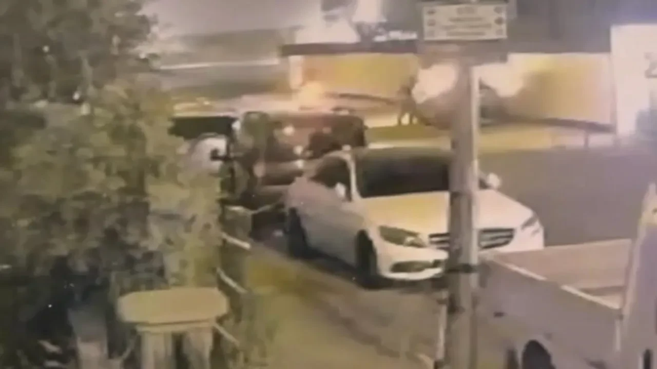 Batman'da kundaklama anı: Park halindeki aracı ateşe verip kaçtılar