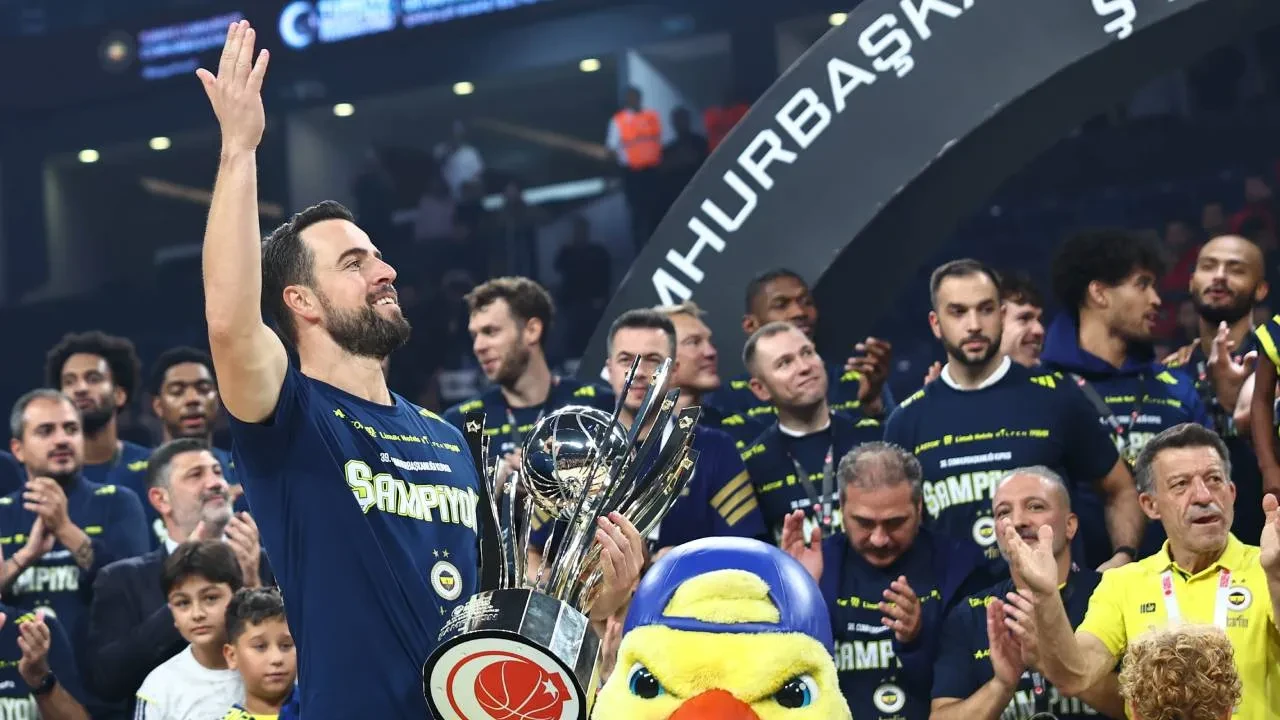 Fenerbahçe Tarfin'de Melih Mahmutoğlu'ndan derbi galibiyeti açıklaması! "Kazandığımız için mutluyuz"