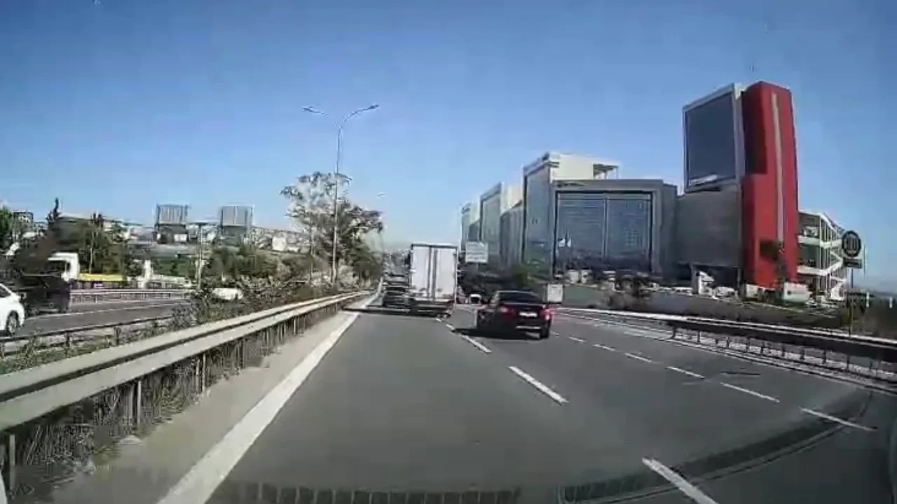 Kamyonetiyle trafikte korku dolu anlar yaşattı! Makas ata ata ilerledi