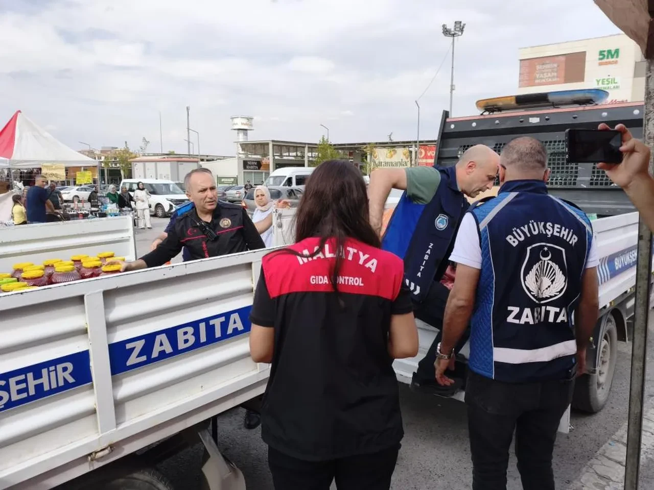 Malatya'da yöresel ürünler fuarında hileli gıda operasyonu: Kilolarca sucuk ve yağlar imha edilecek