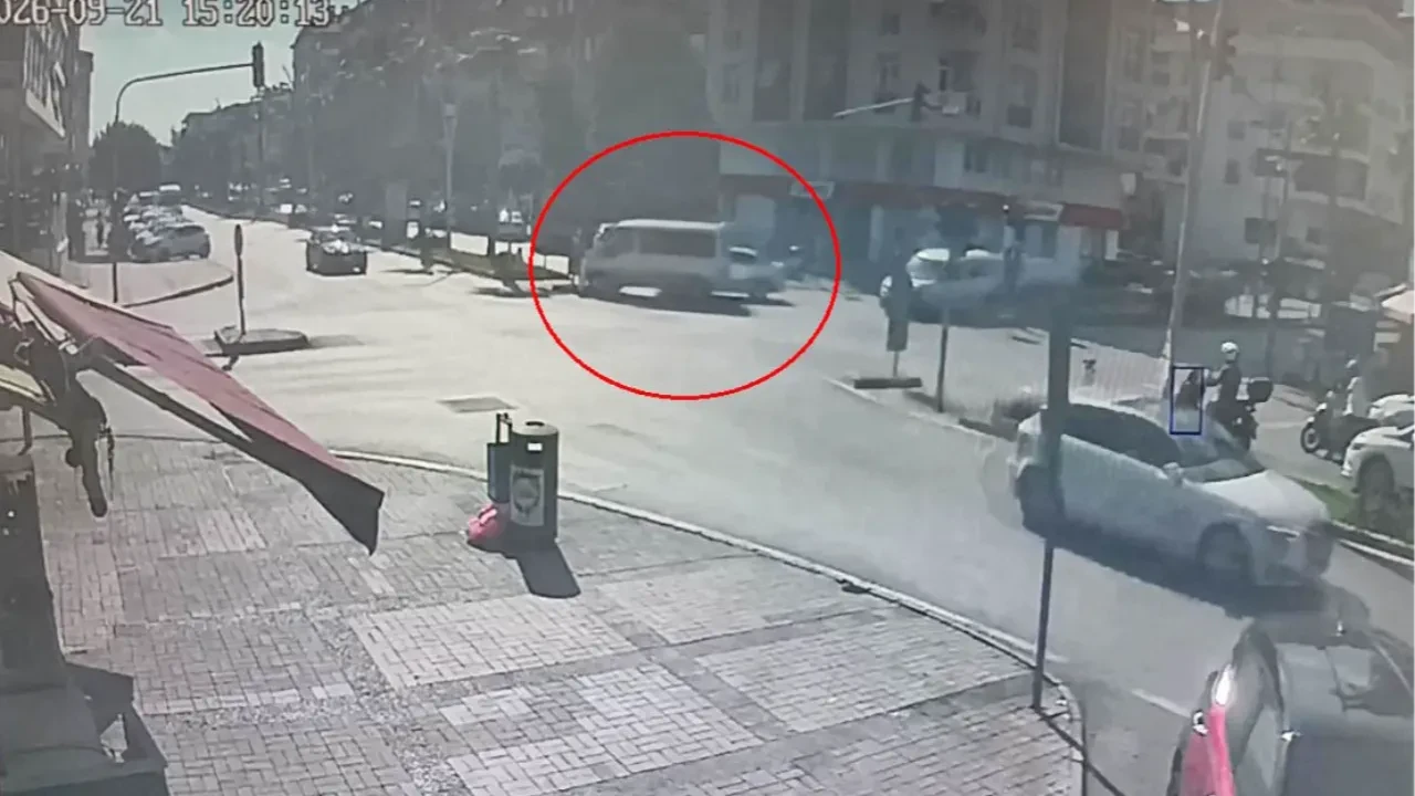 Manavgat'ta kavşakta tehlikeli manevra kazayla bitti: Ağır çekim gibi kaza kamerada