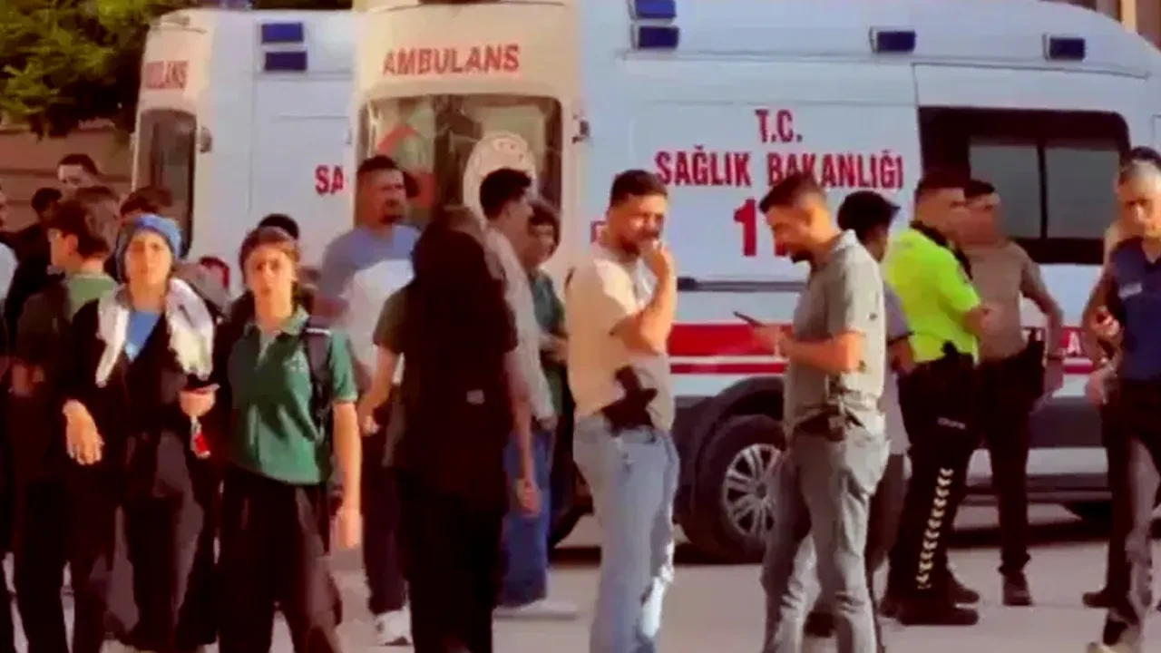 Manisa'da okul önünde silahlı saldırı: Yaralı öğrenciler var