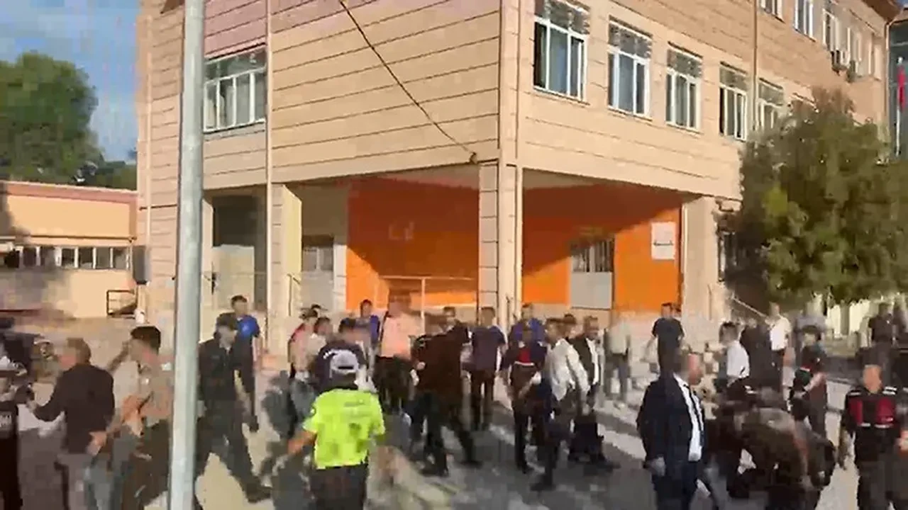 Manisa'da okul önünde silahlı saldırı: Yaralı öğrenciler var