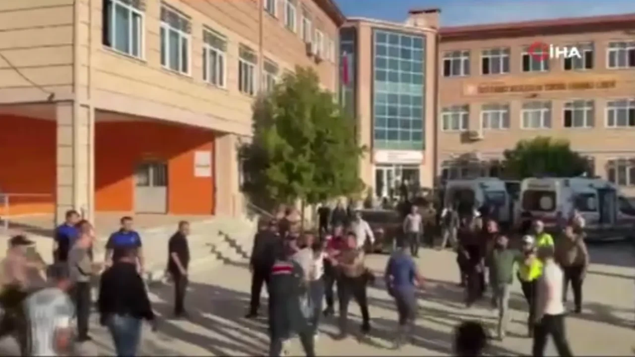 Manisa Turgutlu’da okulda silahlı saldırı: Olay yerinden ilk görüntüler