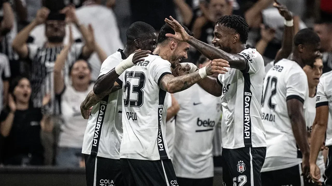 Premier Lig devleri Beşiktaş'ın üç yıldızı için Dolmabahçe’de pusuya yattı! Liverpool da devreye girdi