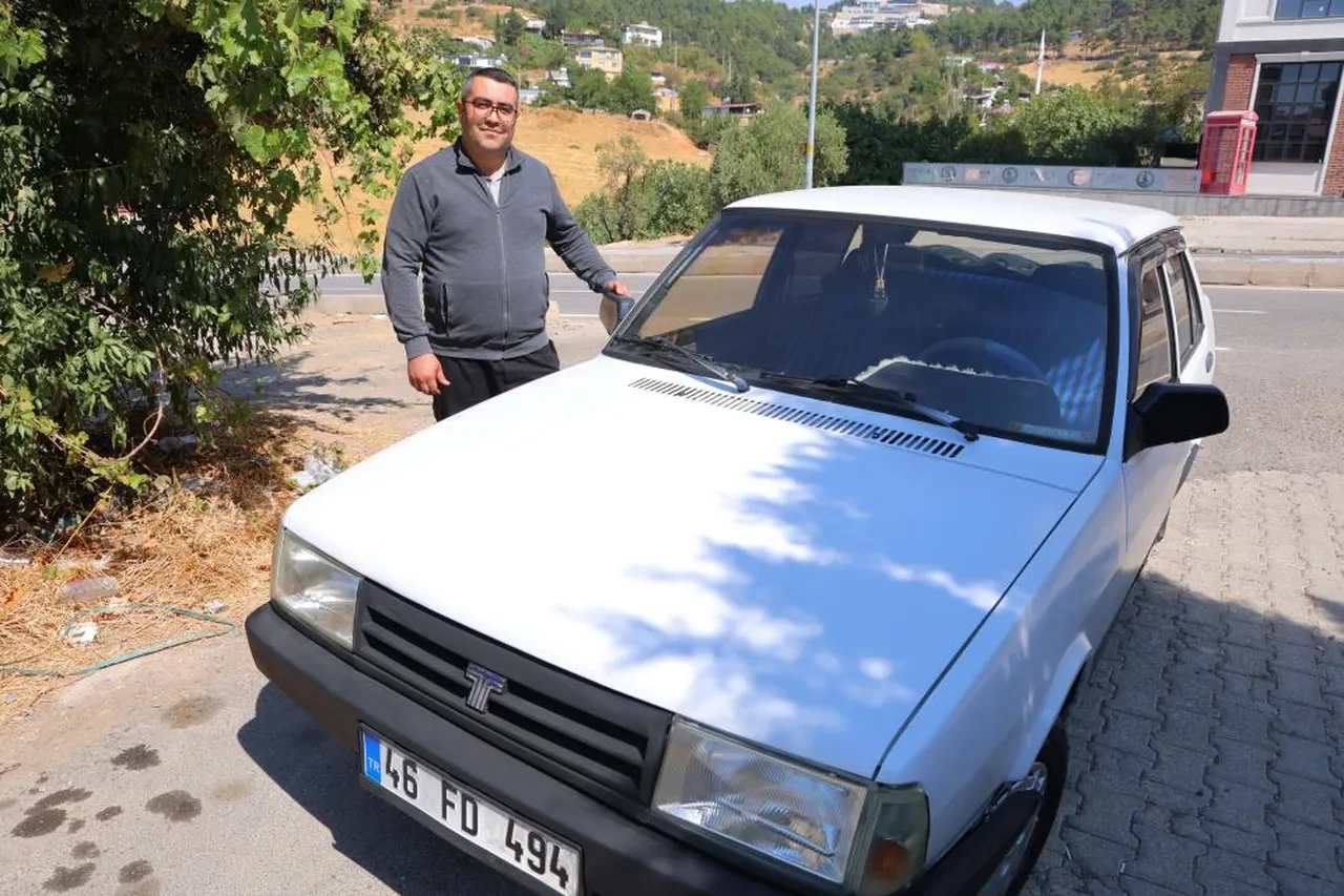 Sanayideki fiyatları duyunca ağzı açık kaldı, 10 bin TL’ye tüm işlemi haletti! 33 yıllık otomobiline kendi imzasını attı