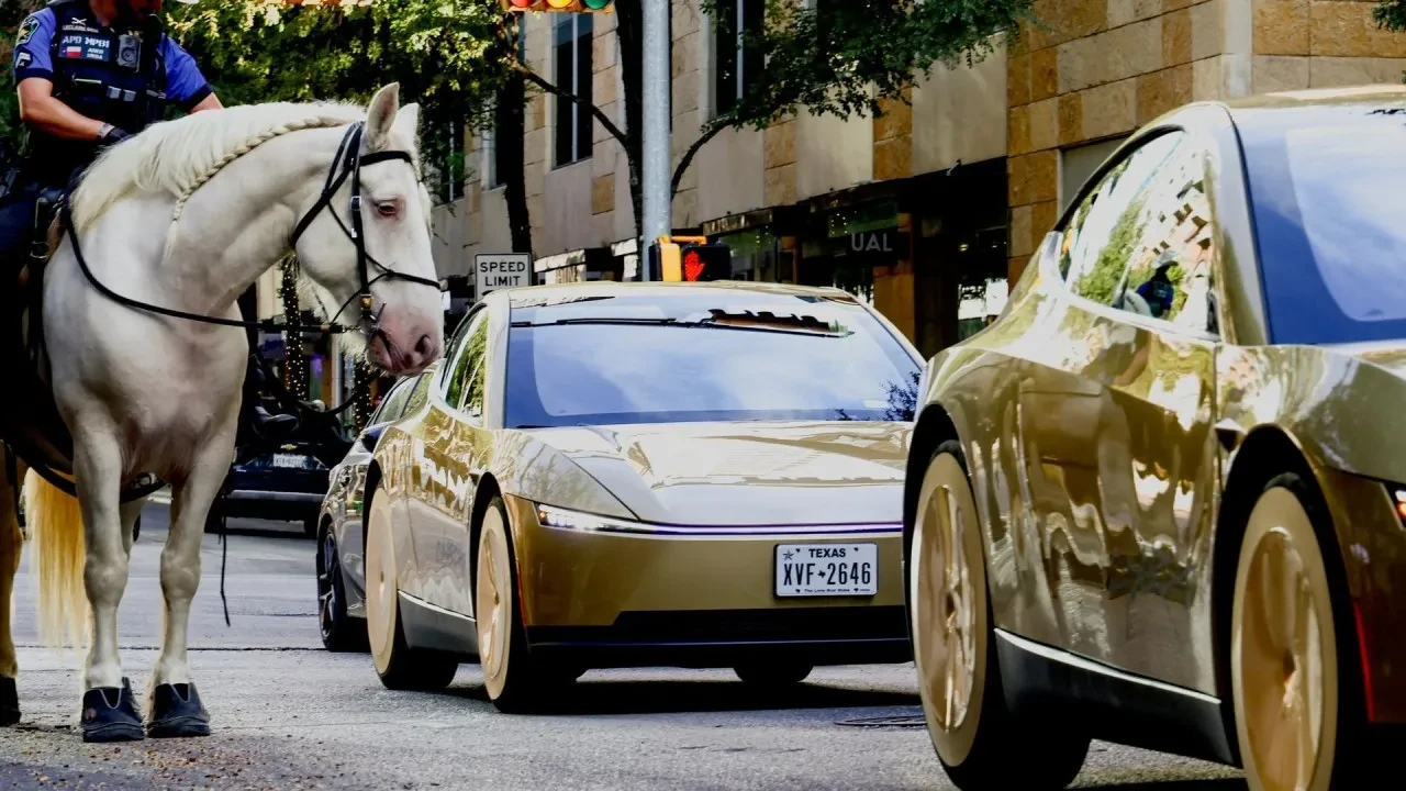 Tesla’nın direksiyonsuz taksisi Cybercab yeni durağı belli oldu: Pedalı bile yok