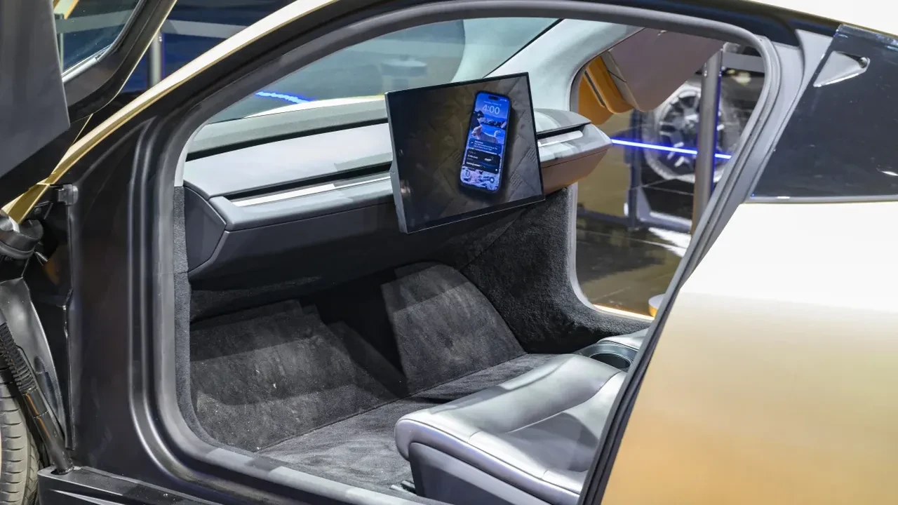 Tesla’nın direksiyonsuz taksisi Cybercab yeni durağı belli oldu: Pedalı bile yok
