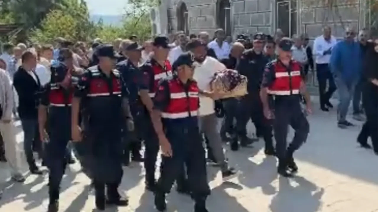 Yürekleri dağlayan anlar: Ölen bebeğinin tabutunu böyle taşıdı