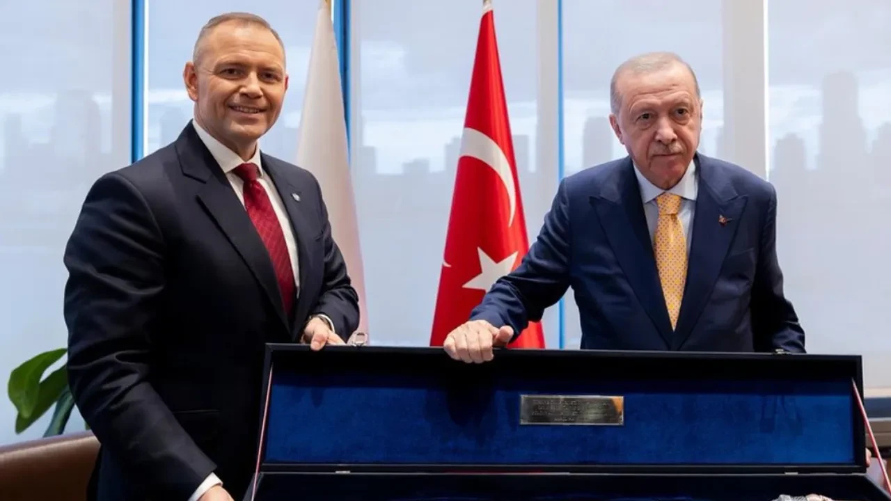 Ankara NATO Zirvesi'nde verilen revolver gündem olmuştu! Polonya'dan dikkat çeken karşılık
