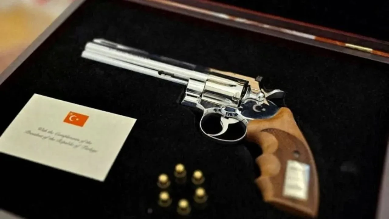 Ankara NATO Zirvesi'nde verilen revolver gündem olmuştu! Polonya'dan dikkat çeken karşılık