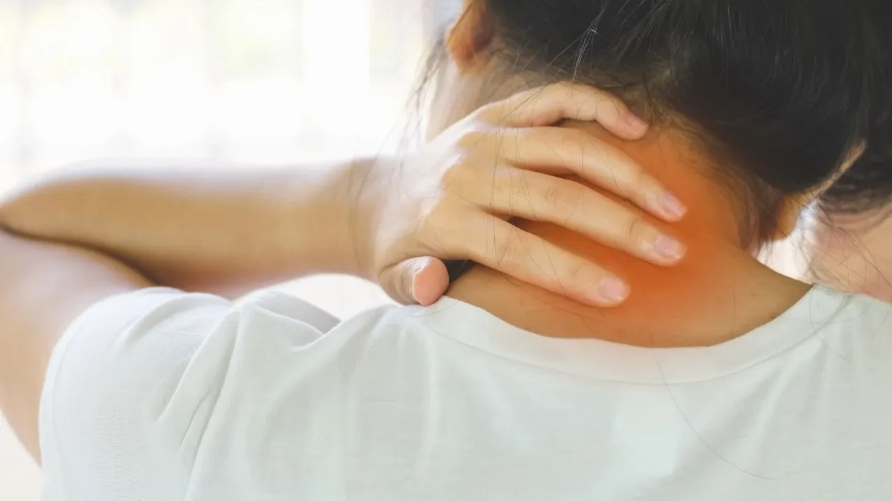 Boyun ağrısı neden geçmez? Boyun ağrısı kola vuruyorsa dikkat