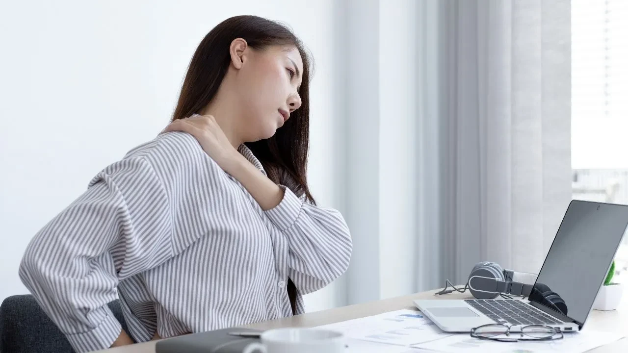 Boyun ağrısı neden geçmez? Boyun ağrısı kola vuruyorsa dikkat