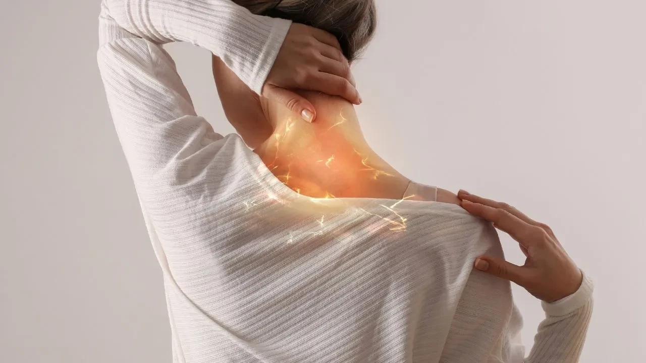 Boyun ağrısı neden geçmez? Boyun ağrısı kola vuruyorsa dikkat