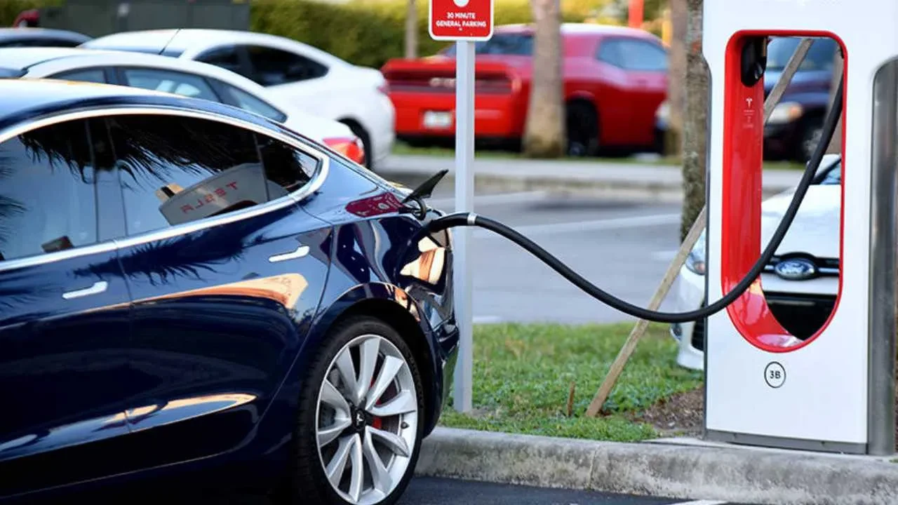 Elektrikli mi, benzinli mi daha dayanıklı? Milyonlarca aracın verisi cevabı verdi