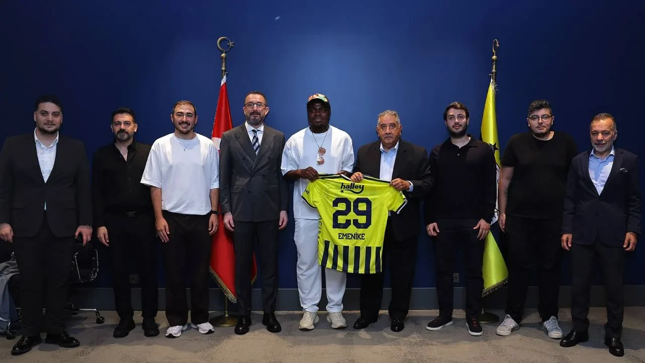 Emenike'den Fenerbahçe'ye ziyaret! "Burada olmak benim için mutluluk"