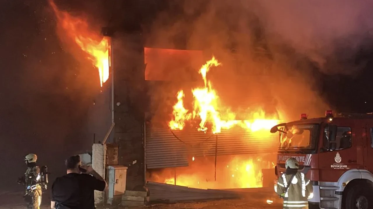 Esenyurt'ta oto lastikçide yangın çıktı! Alevler 5 iş yerine sıçradı