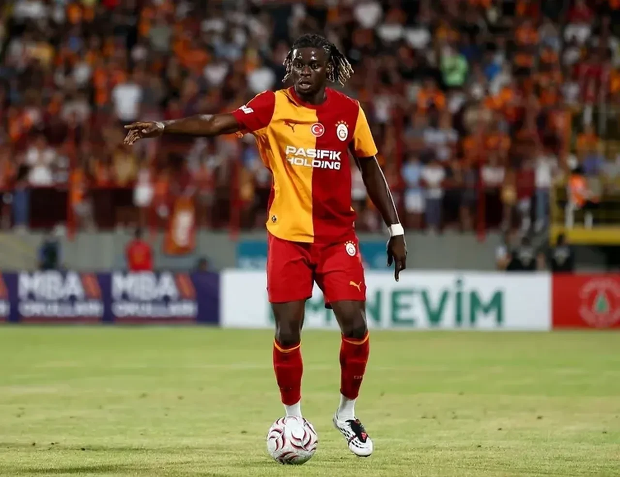 Galatasaray’da milyonluk transferler suskun, savunma rekor kıra kıra çöktü: 4 milyarlık bütçe ağları bulamadı!
