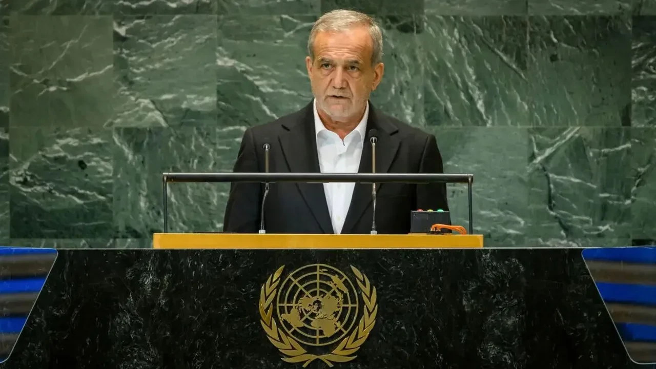 İran Cumhurbaşkanı Mesud Pezeşkiyan BM kürsüsünden Trump'a cevap verdi, ABD heyeti salonu terk etti