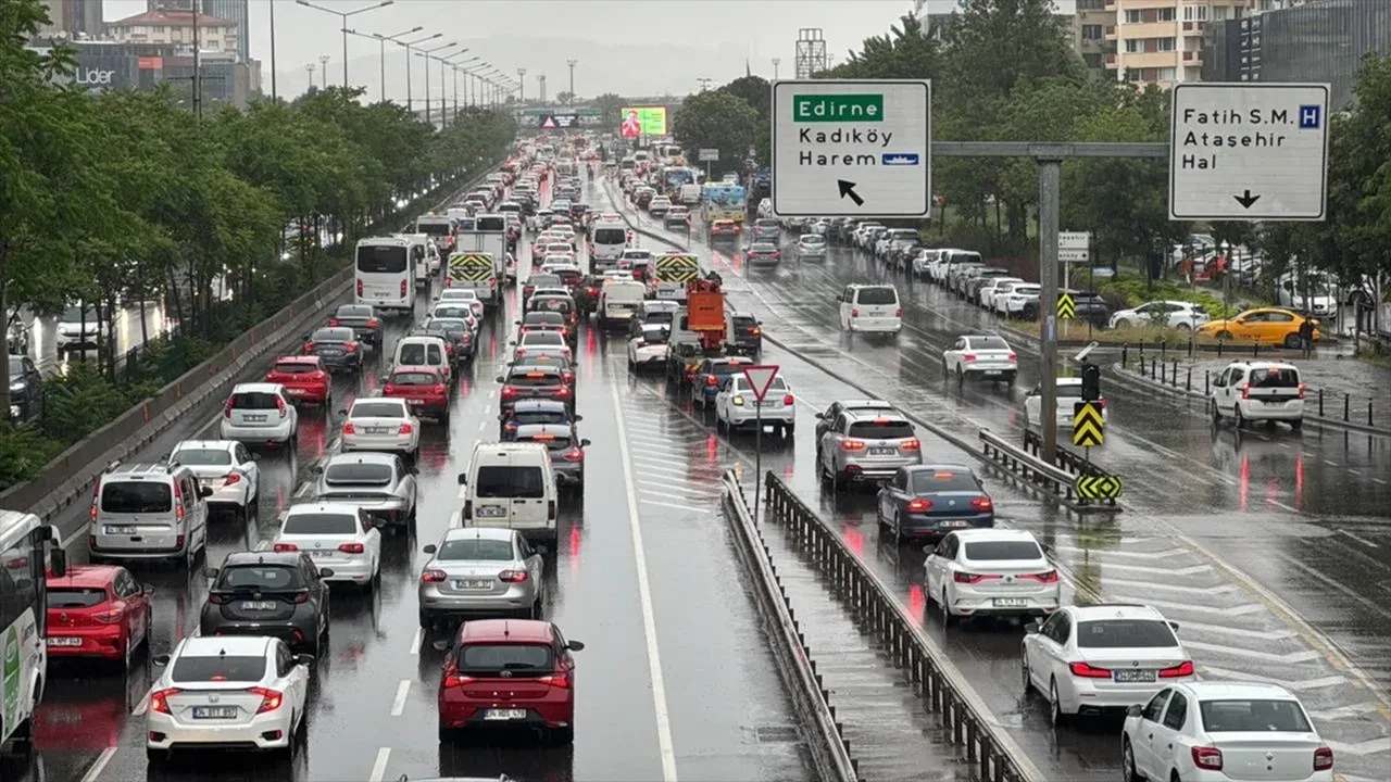 İstanbul'da yağmur trafiği kilitledi: Yoğunluk yüzde 80'e dayandı 