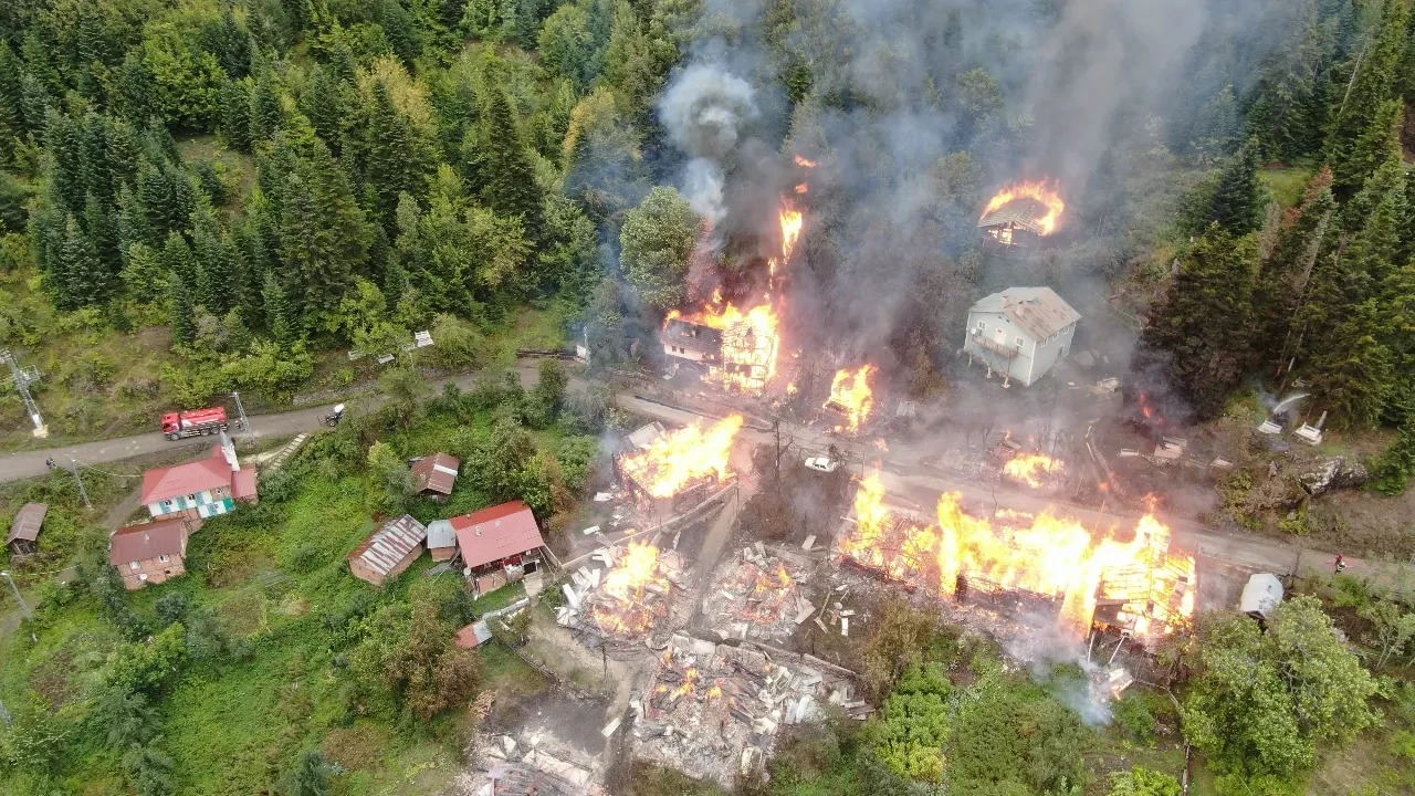 Kastamonu’da 8 ev alevlere teslim oldu: Ekiplerin müdahalesi devam ediyor