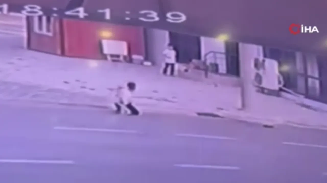 Küçük çocuk saniyelerle hayatta kaldı! Korkunç anlar kamerada