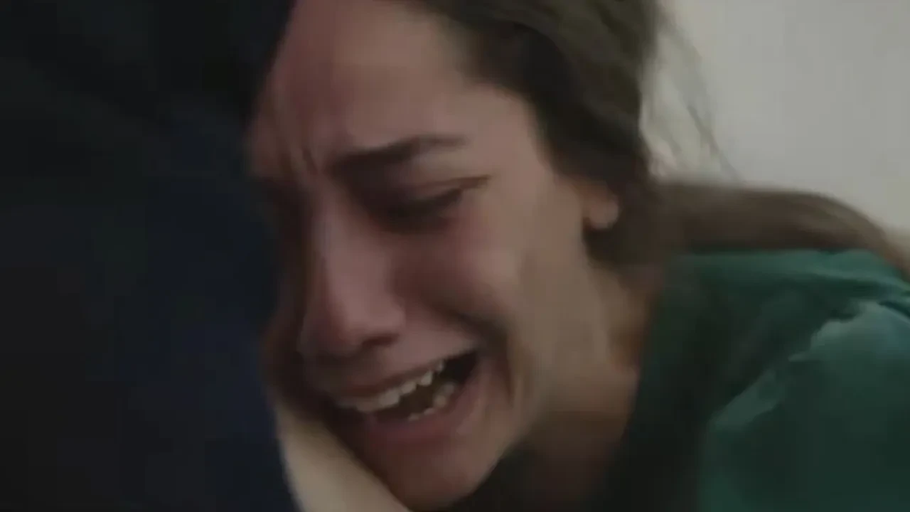 Sevdan Bir Ateş’in Leyla’sı Özge Özacar’ın o sahnesi yürekleri dağladı! O anlara yorum yağdı