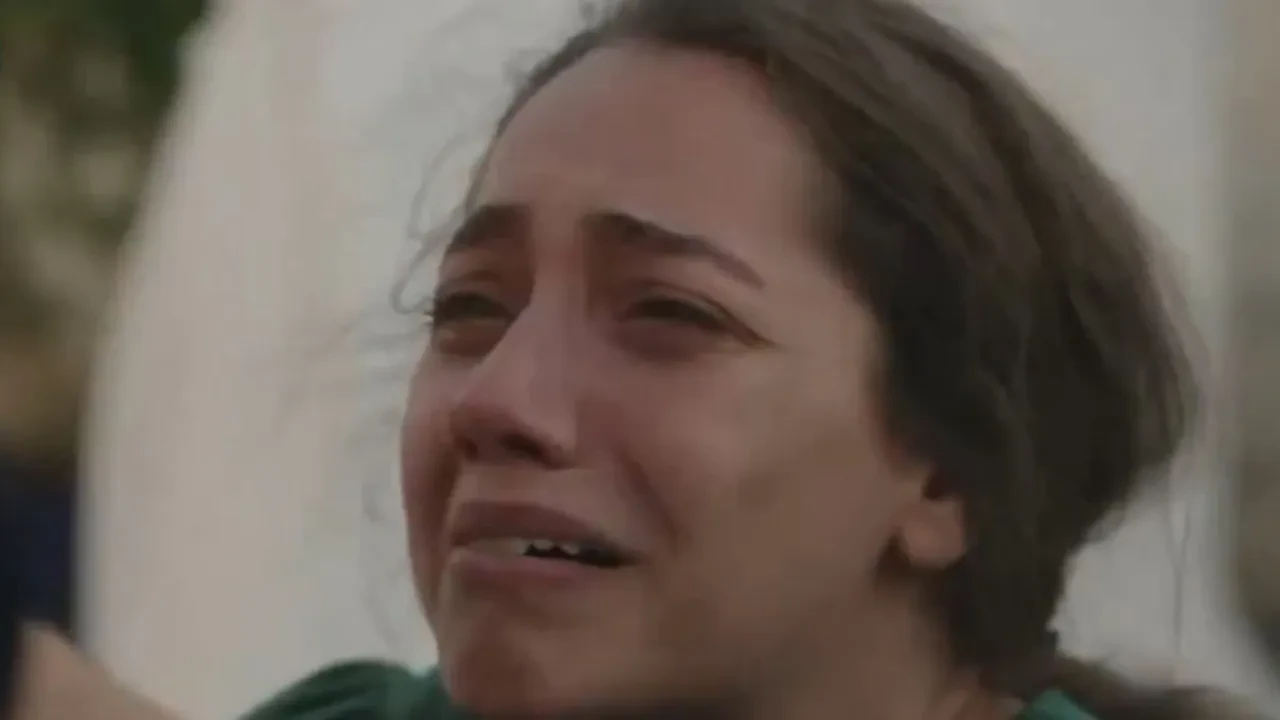 Sevdan Bir Ateş’in Leyla’sı Özge Özacar’ın o sahnesi yürekleri dağladı! O anlara yorum yağdı