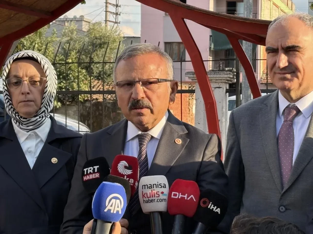 TBMM Komisyon Başkanı Yusuf Beyazıt Turgutlu'daki saldırı sonrası uyardı: "Çocuklarınızın eşyalarında gamalı haç ve Hitler sembollerine dikkat edin"